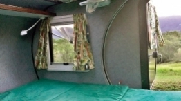 Leżąc we wnętrzu, możemy podziwiać okolicę przez boczne okno znajdujące się w wysuwanej części albo otwarte lub zamknięte drzwi, ponieważ w nich także znajduje się okno - zdjęcie 6